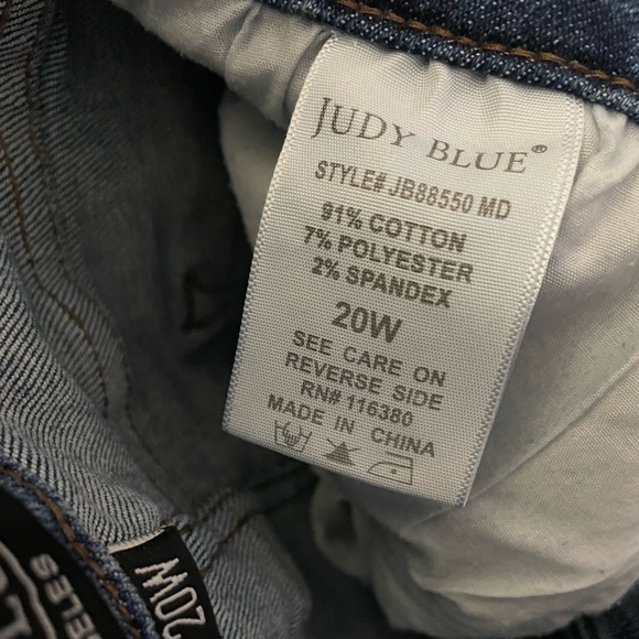 Distressed Judy Blue Straight Crop jeans - Picture 4 of 5